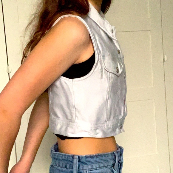 This is a white denim sleeveless jacket. It’s from GAP. The size is a medium. - Picture 2 of 5